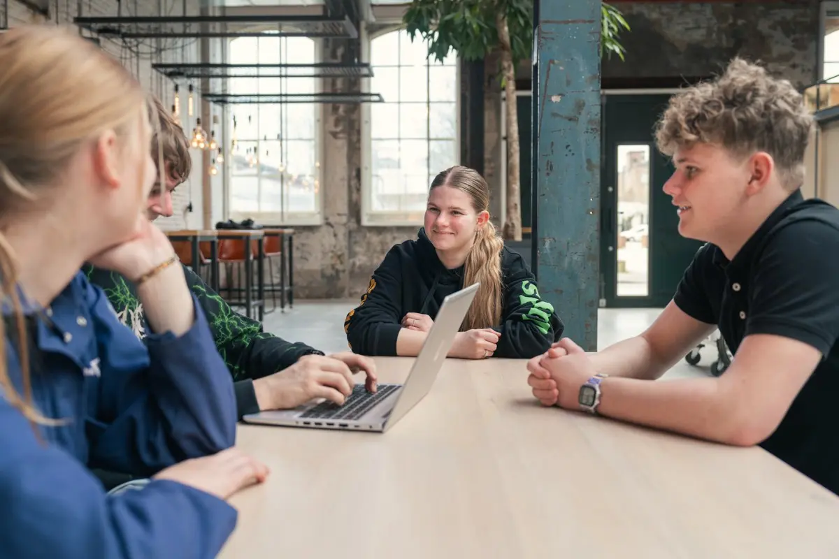 Studenten aan het werk tijdens een SmartHub-activiteit